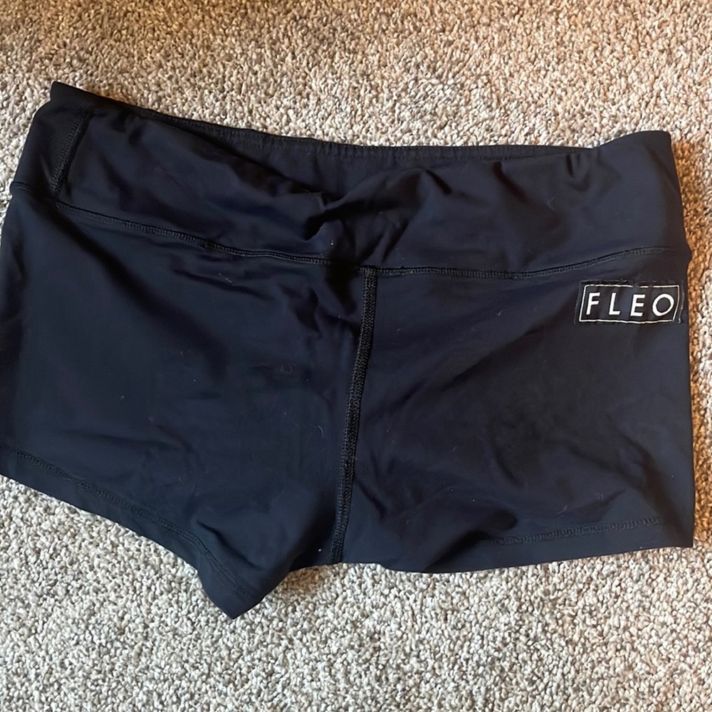 FLEO shorts size large